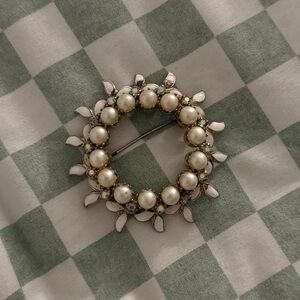 Gorgeous‎ Vintage Pearl and Silver Floral Esque Brooch Elegant